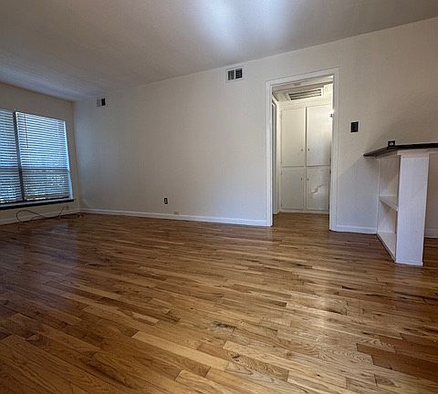 3rd image of 4940 Victor St #205