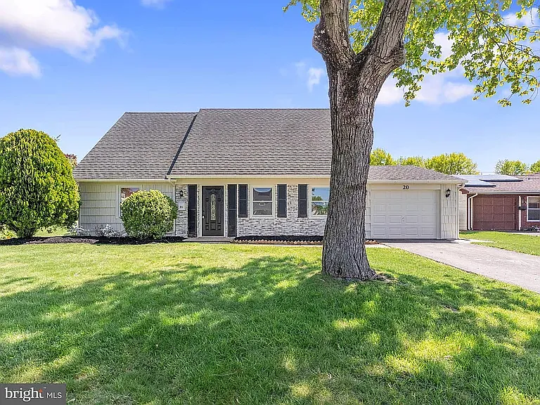 20 Huntington Ln — Photo 1