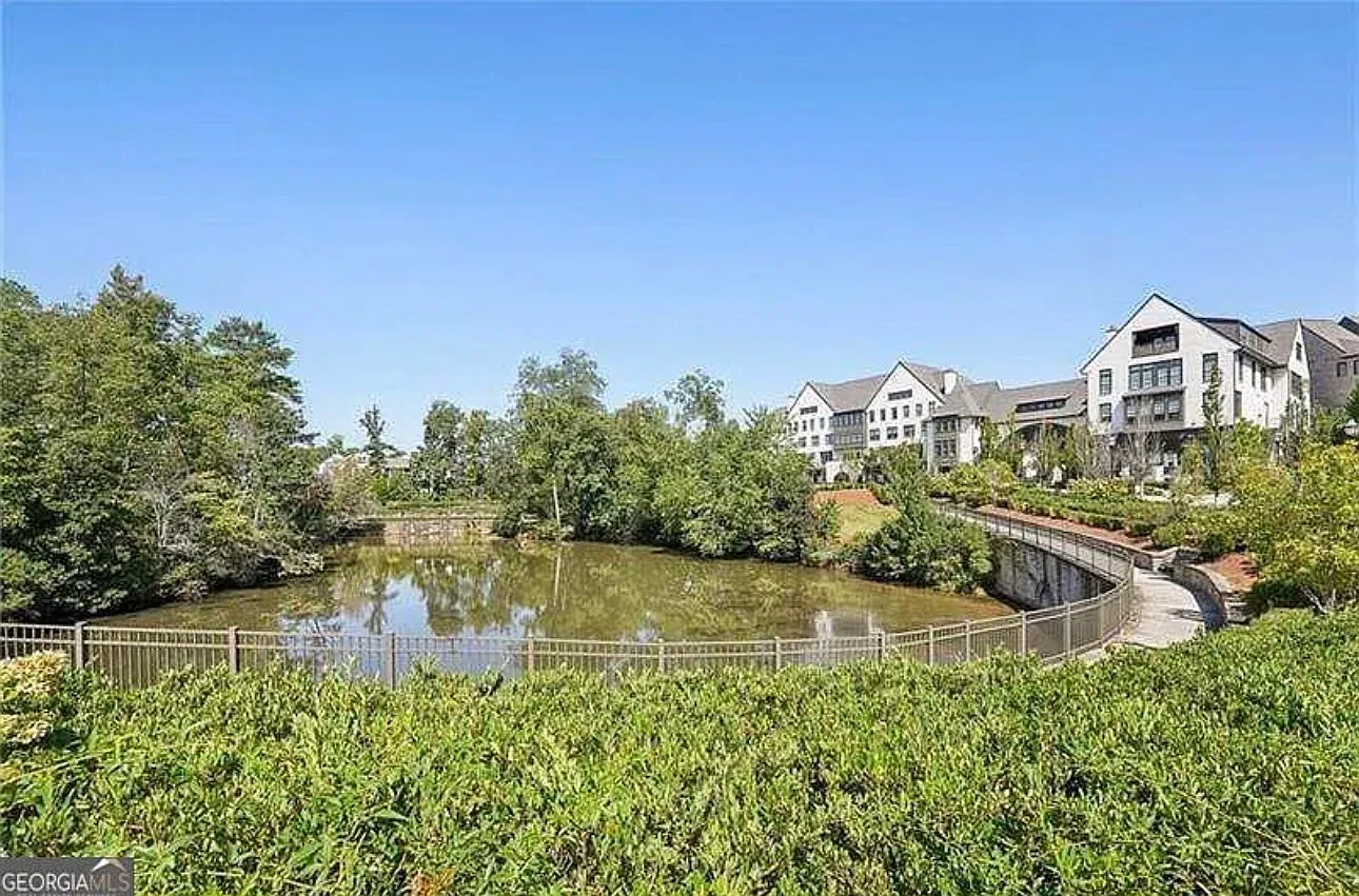 3 bed, 3.5 bath, 2200 sqft, $3,900 — Photo 2