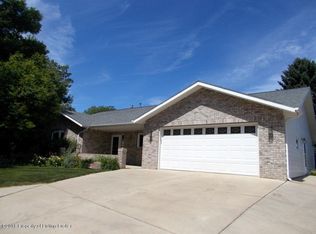 1071 4th Ave W, Dickinson, ND 58601