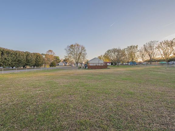 3rd image of 3002 Redwood Dr