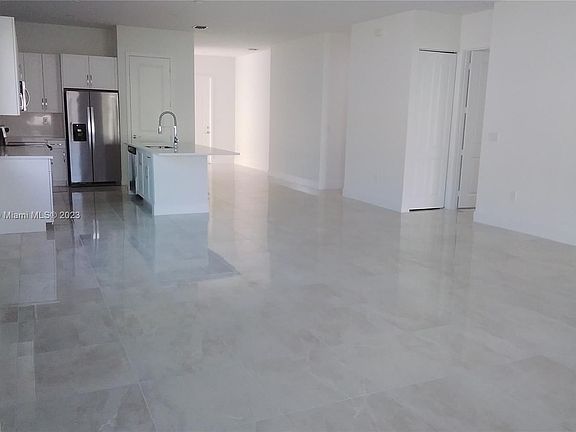 4th image of 5062 Alonza Ave