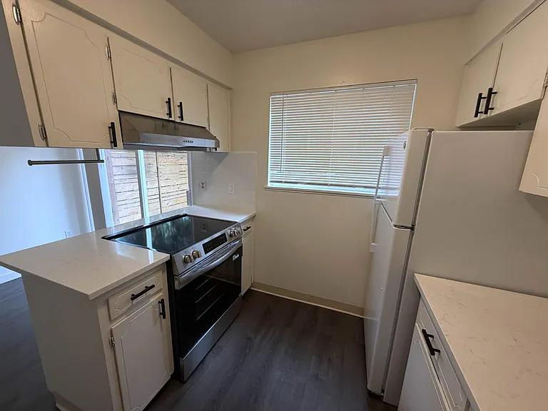 3123 SW Dolph Ct #8 — Photo 9