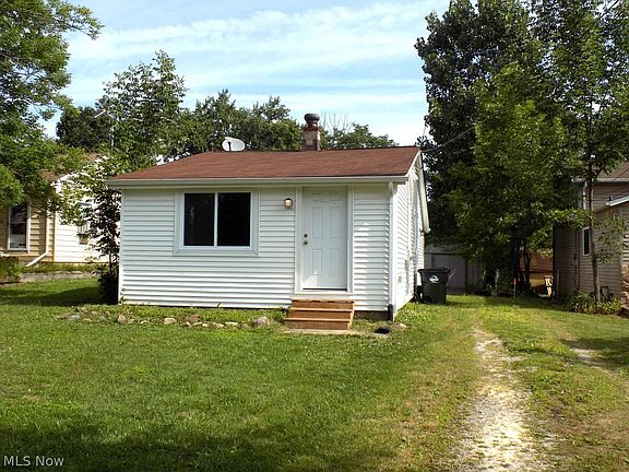 2nd image of 1094 Moneta Ave