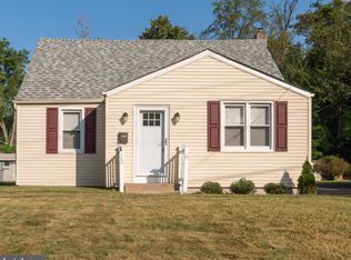 15 Moon Dr, Levittown, PA 19054