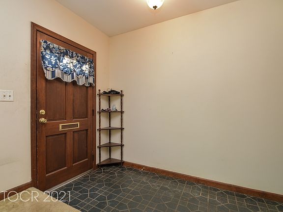 3rd image of 21 Roosevelt Ave