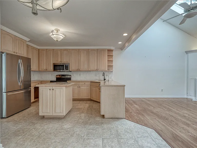 618 Essex Ct — Photo 16
