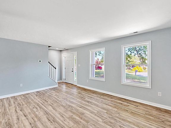 4th image of 10 Newark Cir