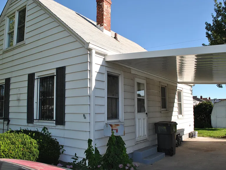 1621 Oliver Ave — Photo 3