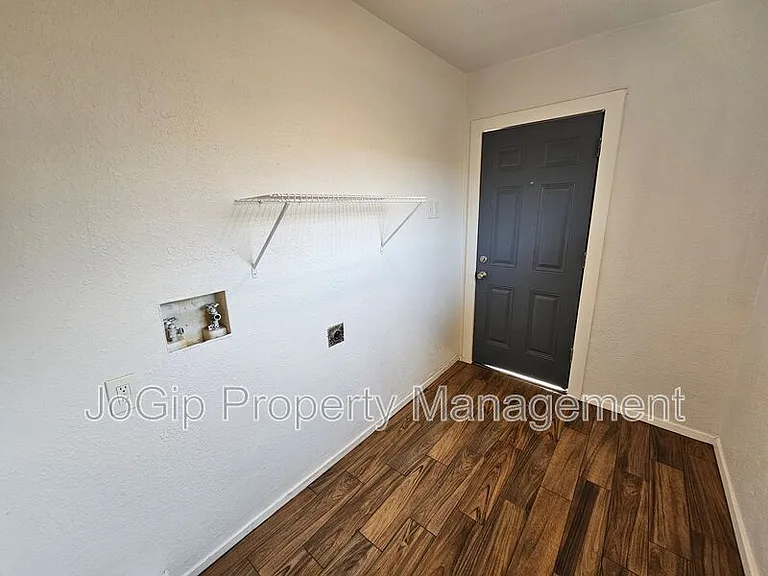 2402 Housley Dr — Photo 14