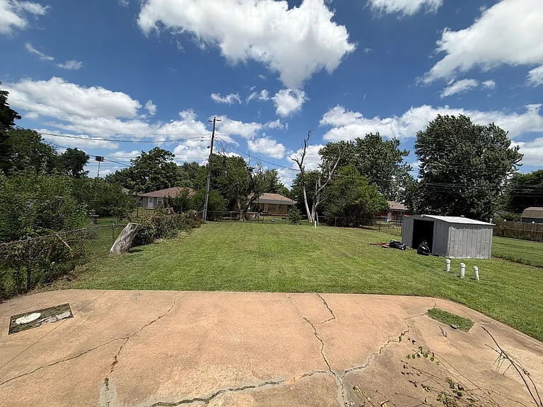 221 E Kerr Dr — Photo 20