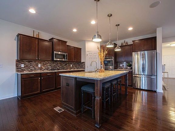 4th image of 5036 Greenshire Dr