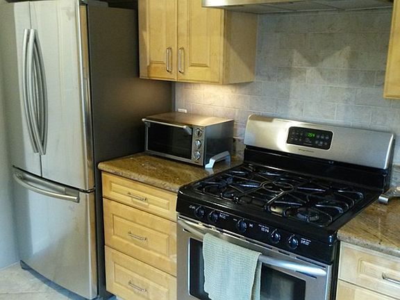 5th image of 10049 Leona Ave