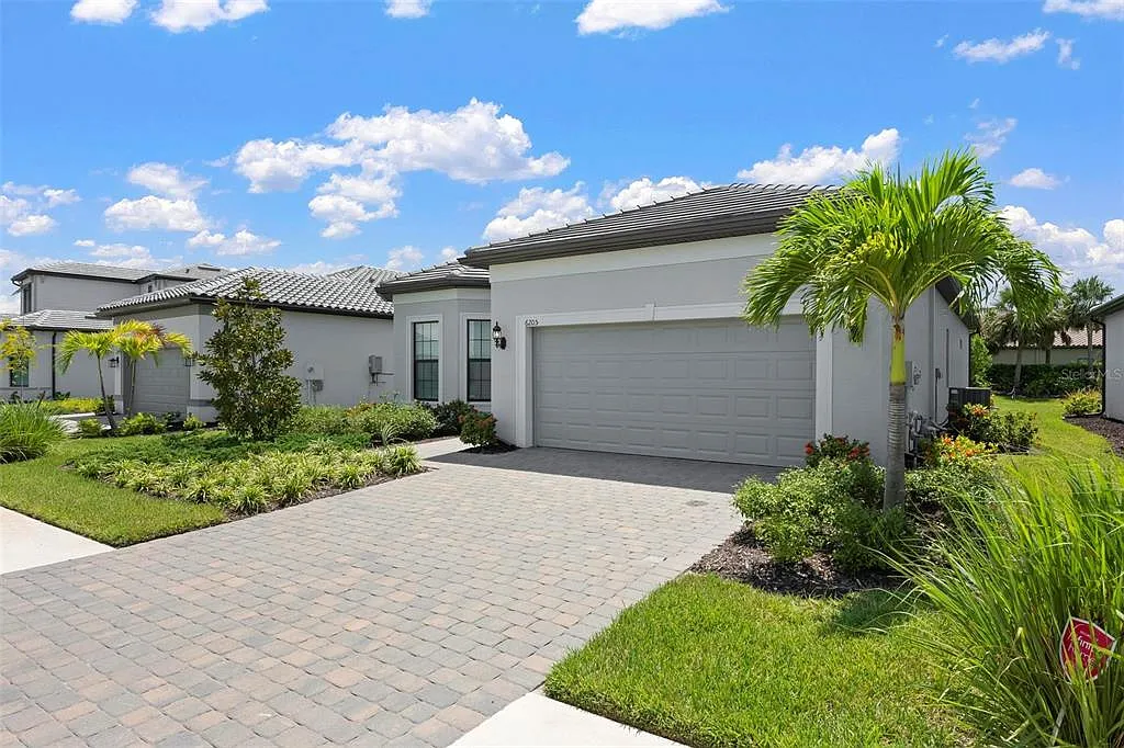 3 bed, 2.0 bath, 1889 sqft, $5,000 — Photo 2