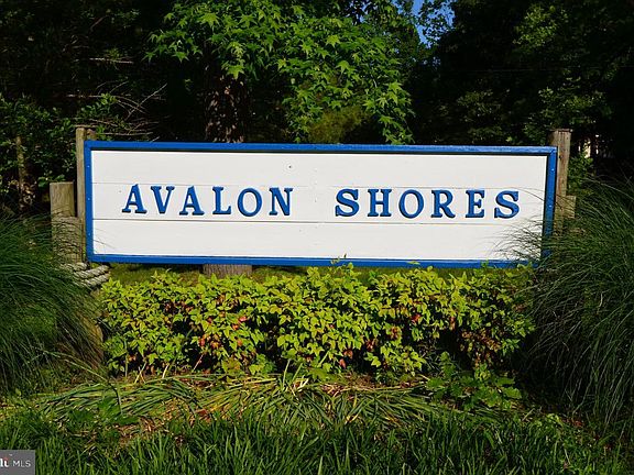 Avalon Shores neighborhood rich with community amenities!