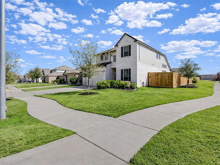 5439 Rustic Ruby Dr — Photo 2