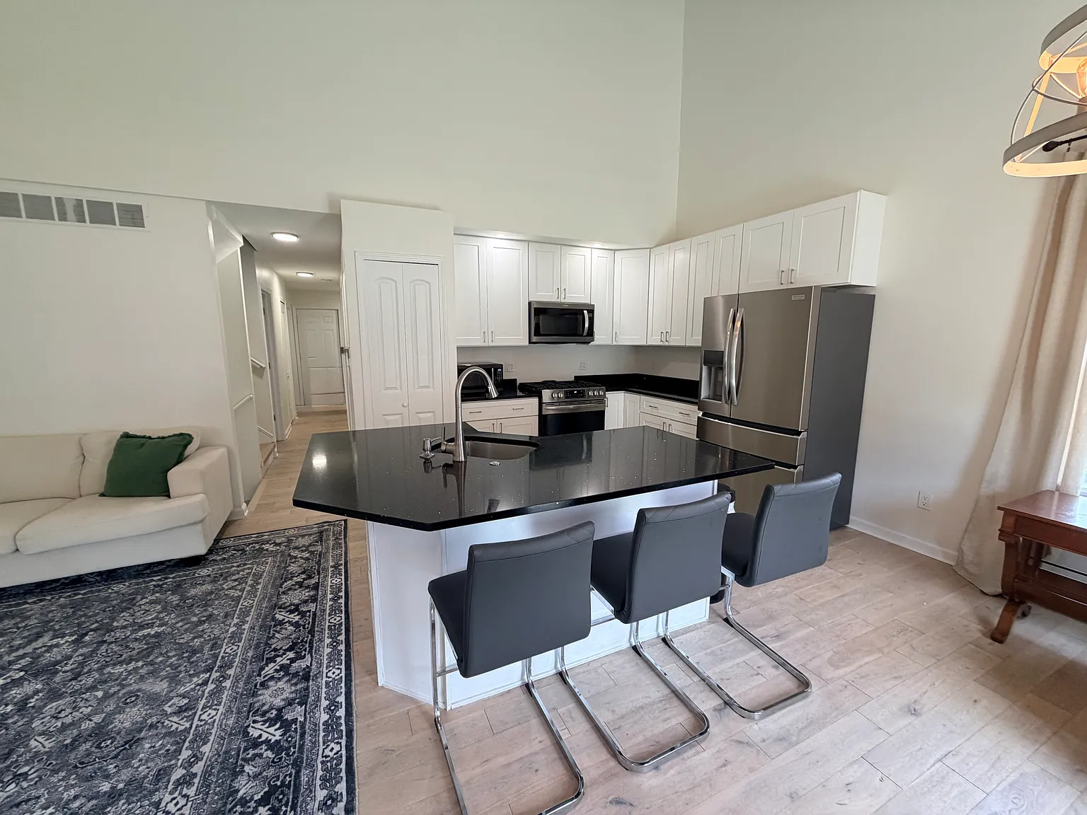 2 bed, 2395 sqft, $2,500 — Photo 3