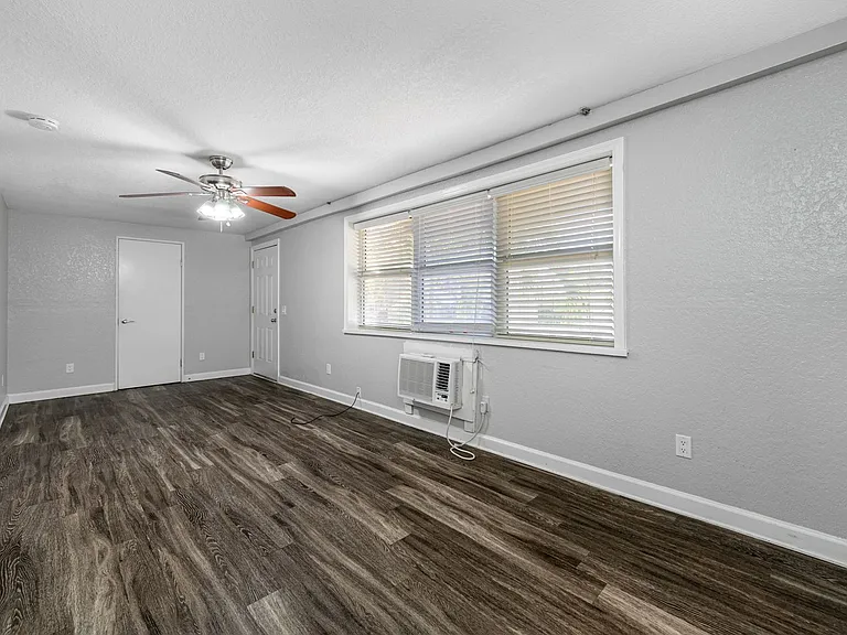 705 W Bay St — Photo 24