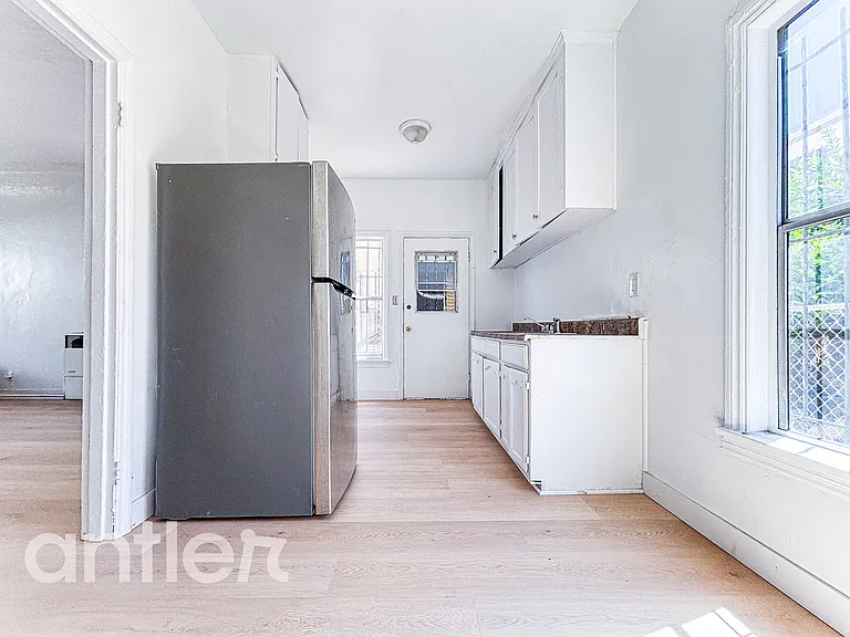 928 1/2 W 78th St #G1 — Photo 4