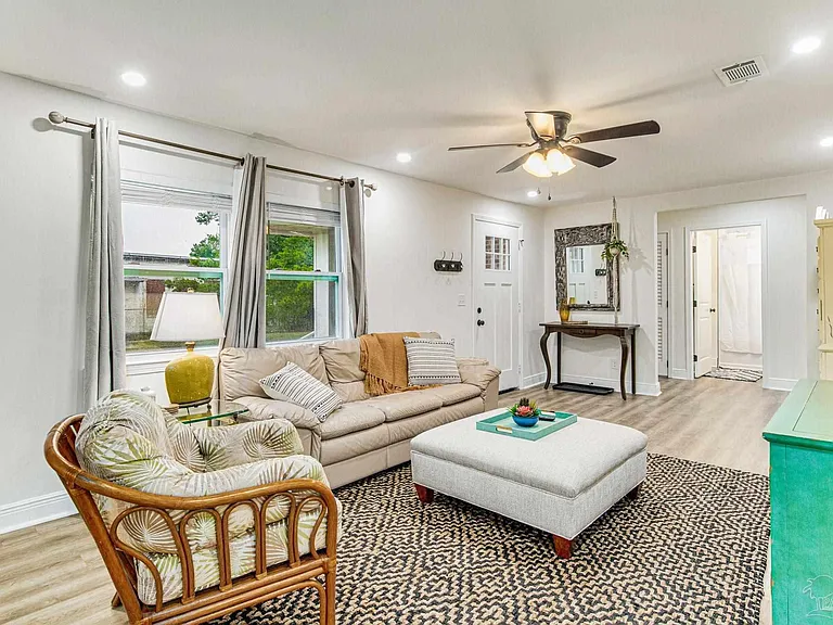 814 W Gonzalez St — Photo 27