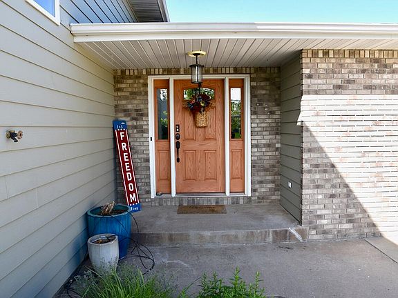 3rd image of 916 Cambridge Dr