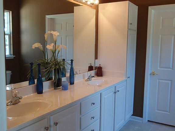 MBA/2 sinks w/ walk-in shower