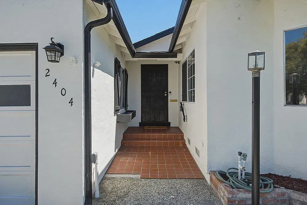 3 bed, 1795 sqft, $5,300 — Photo 2
