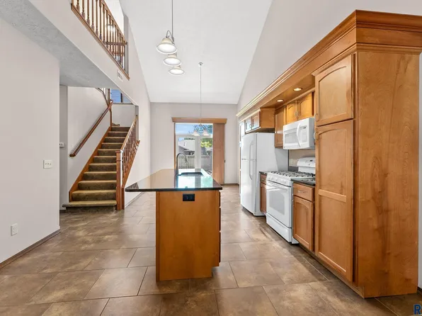 2811 E Fieldstone Pl, Sioux Falls, SD 57108