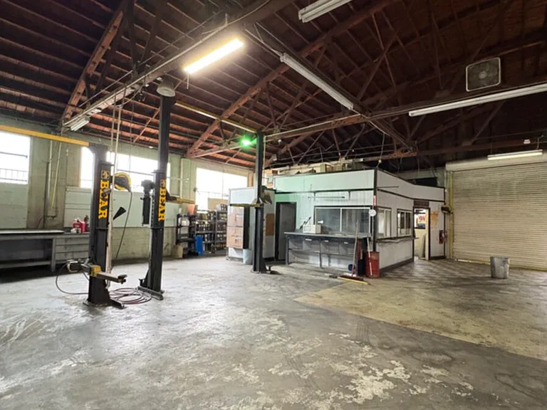 100 Railroad Ave — Photo 4