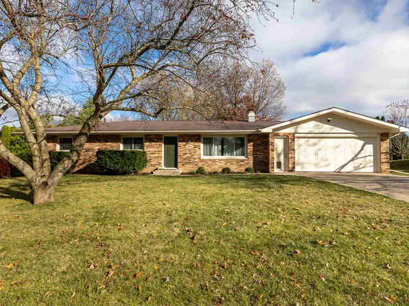 2362 Briarwood Dr, Dubuque, IA 52002