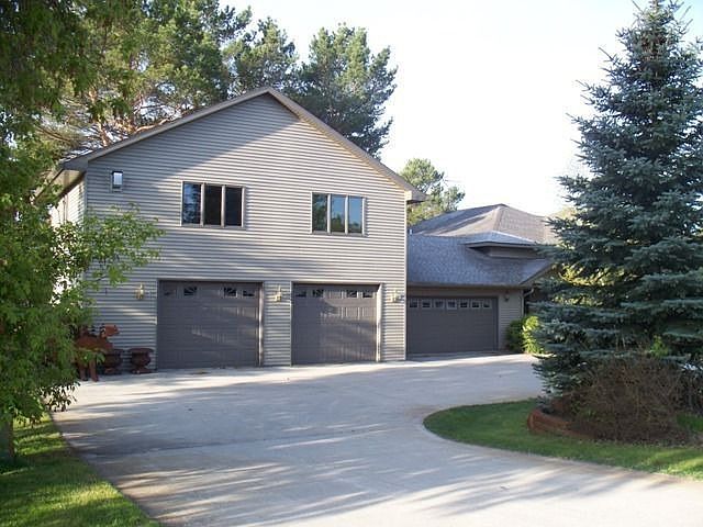 2nd image of 2910 Crestwood Dr NE