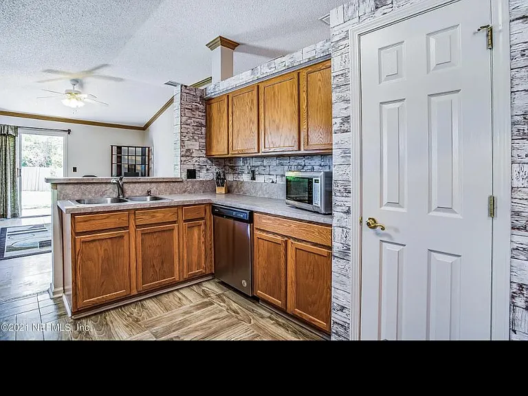 1519 Wayward Wind Ln — Photo 10