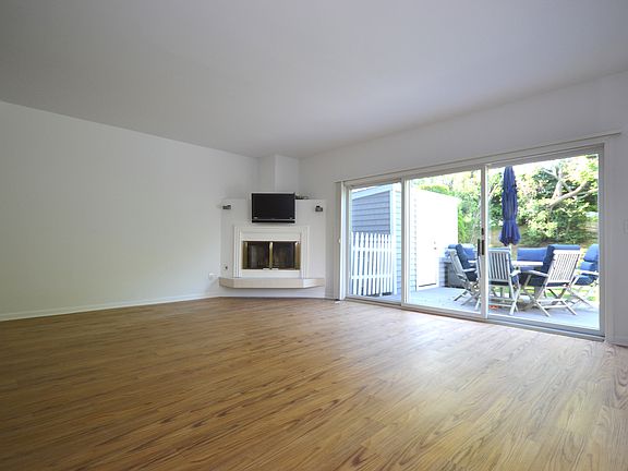 5th image of 20 Hubbard Ln Unit 114