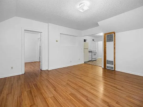 404 2nd St #2 — Photo 1