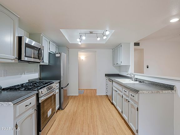 4th image of 690 Tiburon Dr