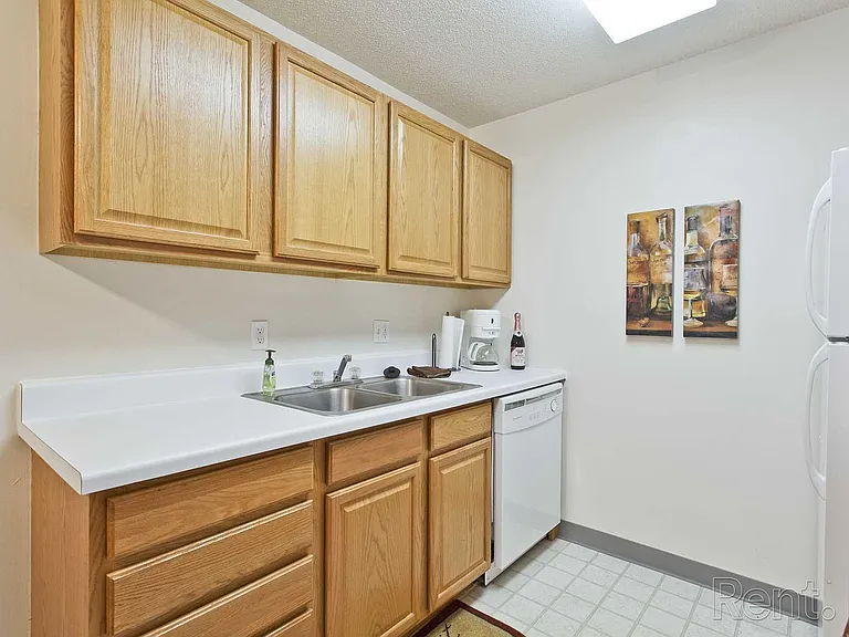 Lake Cove Village Apartments — Photo 29