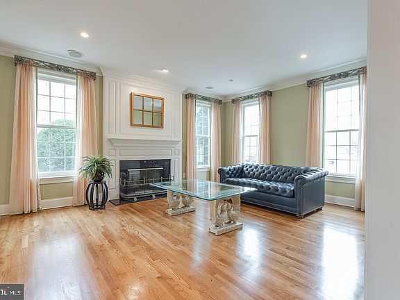 3rd image of 327 Applebrook Dr