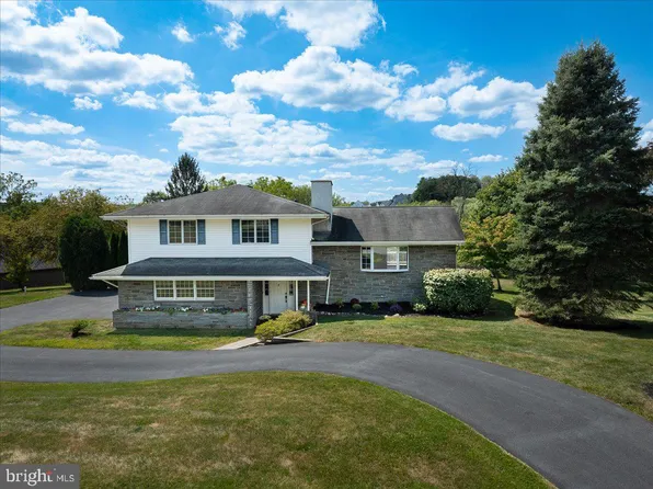 121 Shoreline Dr, Downingtown, PA 19335