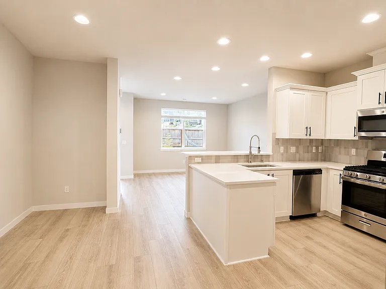 18426 NE 46th Pl — Photo 10