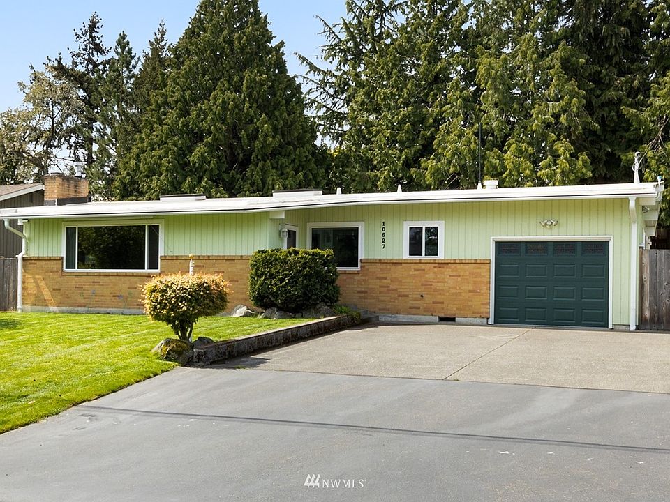 One level living home that is set & ready to move in! 