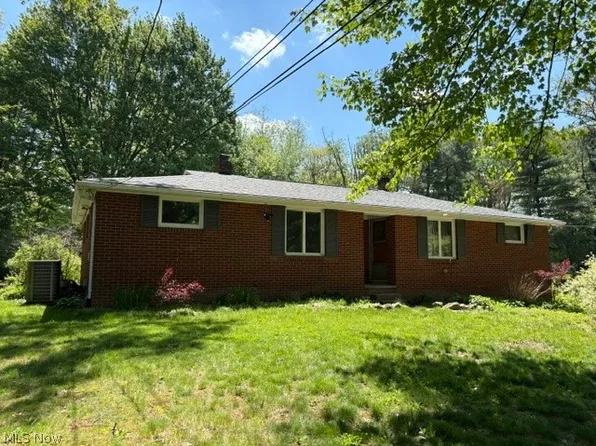 12900 Sunset Cir NW, Uniontown, OH 44685
