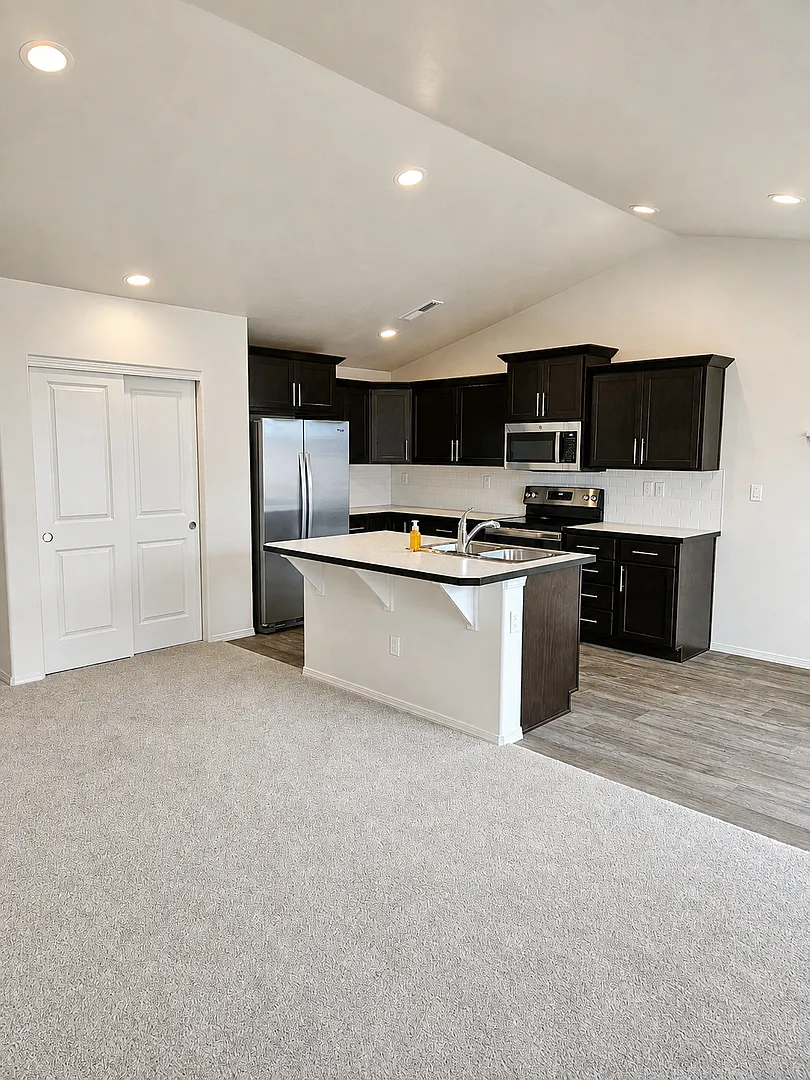 Beautiful Home with Large RV Pad and Premium Finishings — Photo 2