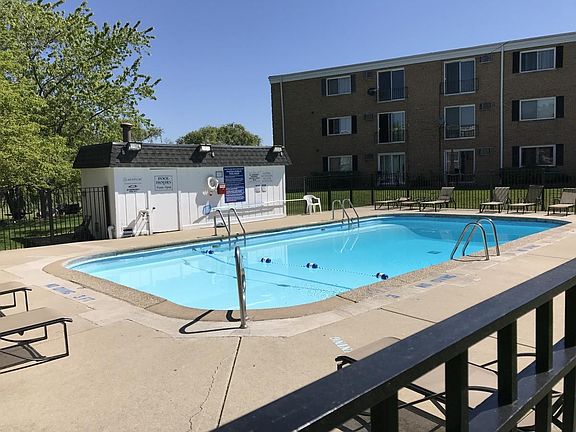 3rd image of 560 Lawrence Ave APT 309