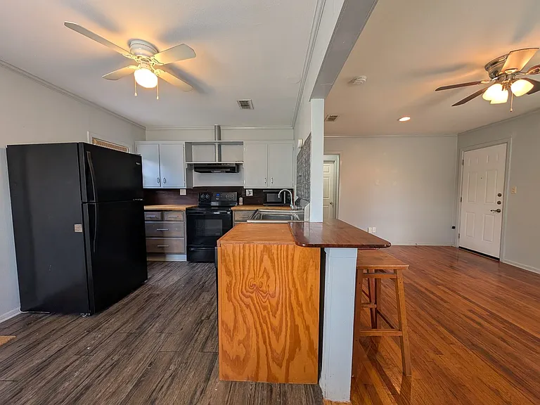 890 Josephine St — Photo 4