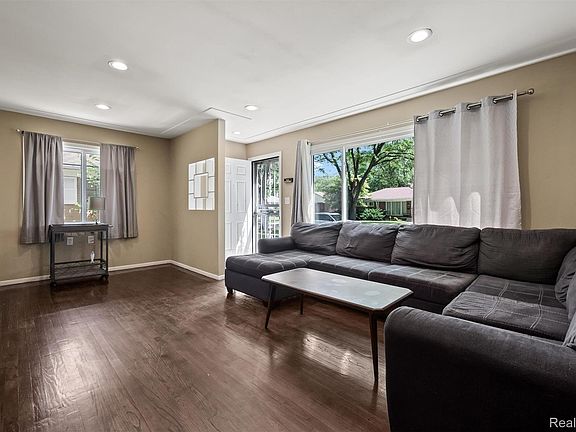 4th image of 21641 Sussex St