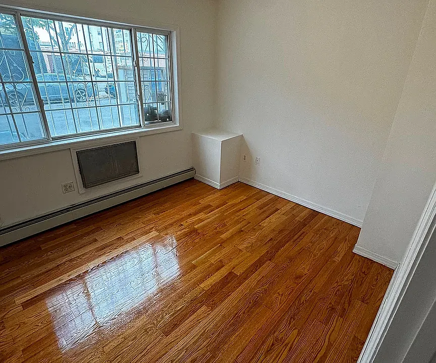 25 E 51st St #1