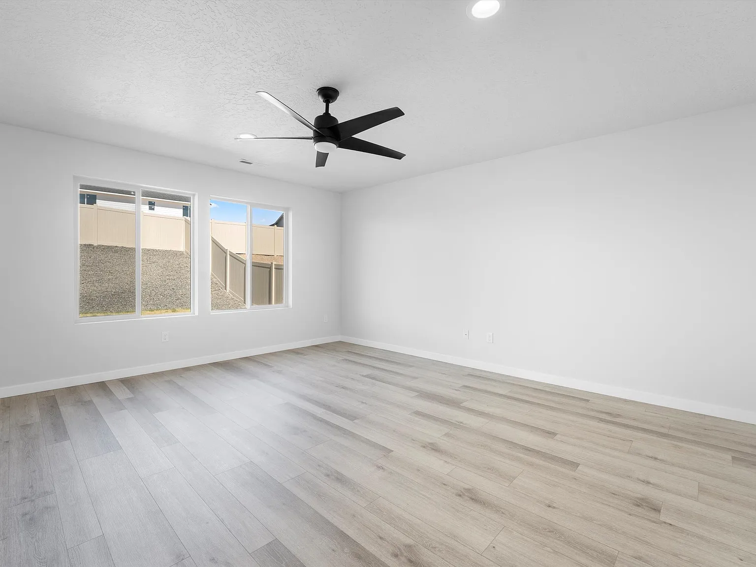 4 bed, 2.5 bath, 2332 sqft, $3,000 — Photo 4