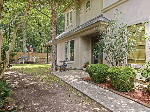 5th image of 302 La Villa Cir