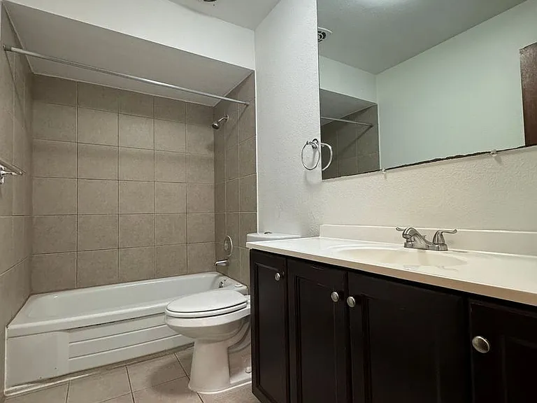 Reed Neighborhood Gem~ Great Natural Light~ Fenced Front Patio~ Onsite Laundry~ Off Street parkin... — Photo 9