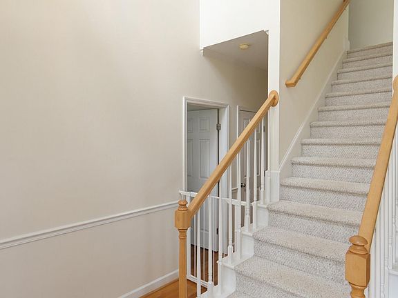 3rd image of 404 Stonewall Dr